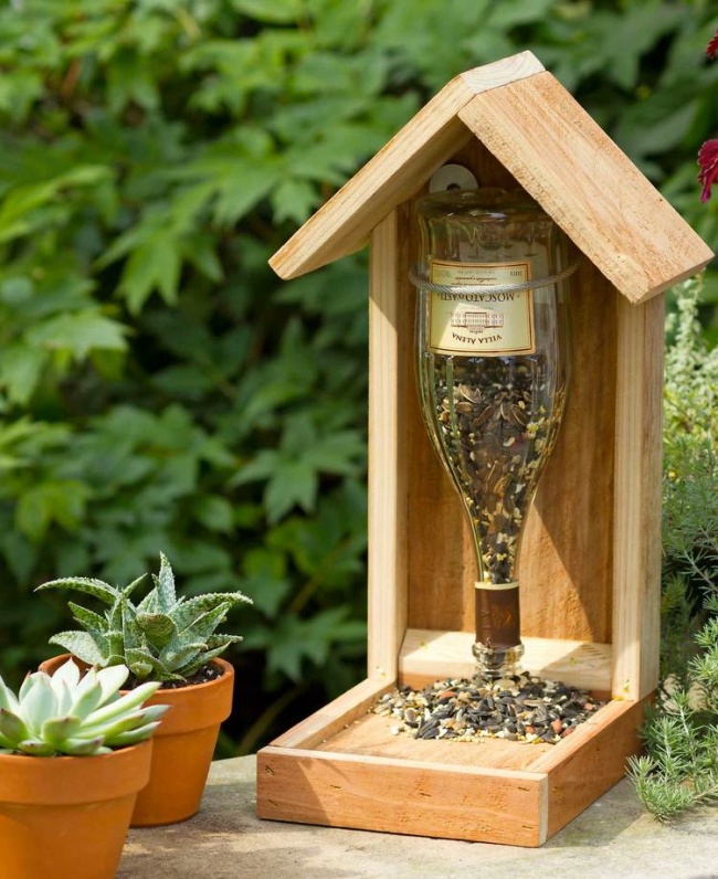 2399355 winebottlebirdfeeder 650 1465655526.jpg