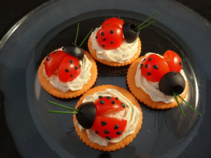 Kindergeburtstag haeppchen kekse tomaten oliven marienkaefer.jpg