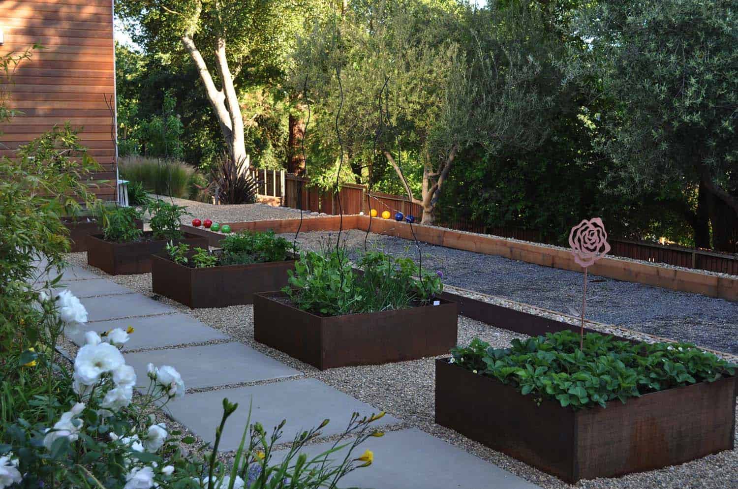 Inspiring vegetable garden ideas 05 1 kindesign 1.jpg