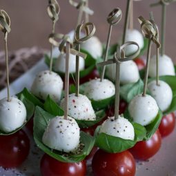 Tomate mozzarella haeppchen fingerfood rezept spiesse einfach schnell wenig zutaten party vegetarisch glutenfrei.jpg