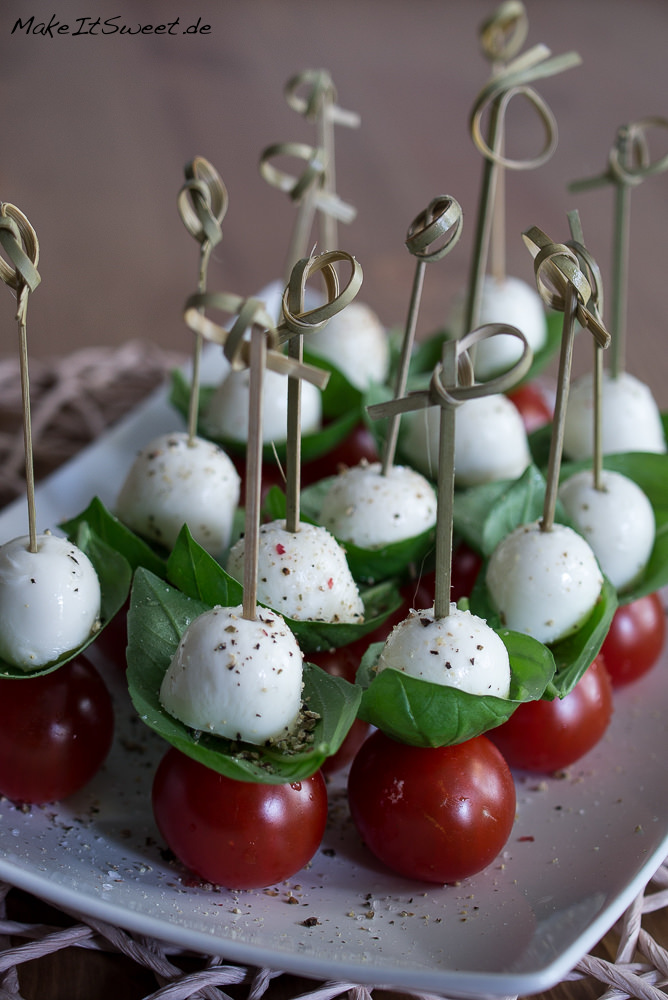 Tomate mozzarella haeppchen fingerfood rezept spiesse einfach schnell wenig zutaten party vegetarisch glutenfrei.jpg